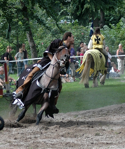 2005_0813 (08).JPG - Uppvärmning inför Riddarspelet